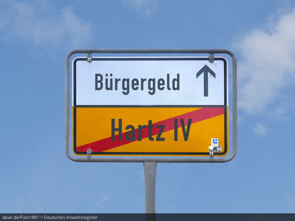 Dieses Foto zeigt die Rückseite eines Ortschilds vor einem blauen Himmel, welches symbolisiert, man verlasse den &bdquo;Hartz IV&ldquo; und komme so zur &bdquo;Bürgergeld&ldquo;. Es handelt sich um eine gut geeignete symbolische Darstellung für Themen im Zusammenhang mit dem Bürgergeld bzw. der Agentur für Arbeit oder dem Jobcenter geht.