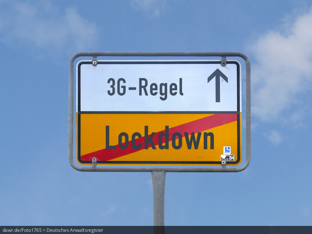 Dieses Foto zeigt die Rückseite eines Ortschilds vor einem blauen Himmel, welches symbolisiert, dass in der Corona-Pandemie der Zeitpunkt kommt, wo aus einem „Lockdown“ zur „3G-Regel“ (nur geimpfte, genesene oder nur getestete Personen erlaubt) übergegangen wird. Diese symbolische Darstellung eignet sich gut für Themen im Zusammenhang von Corona-Pandemie und Freheitsbeschränkungen.