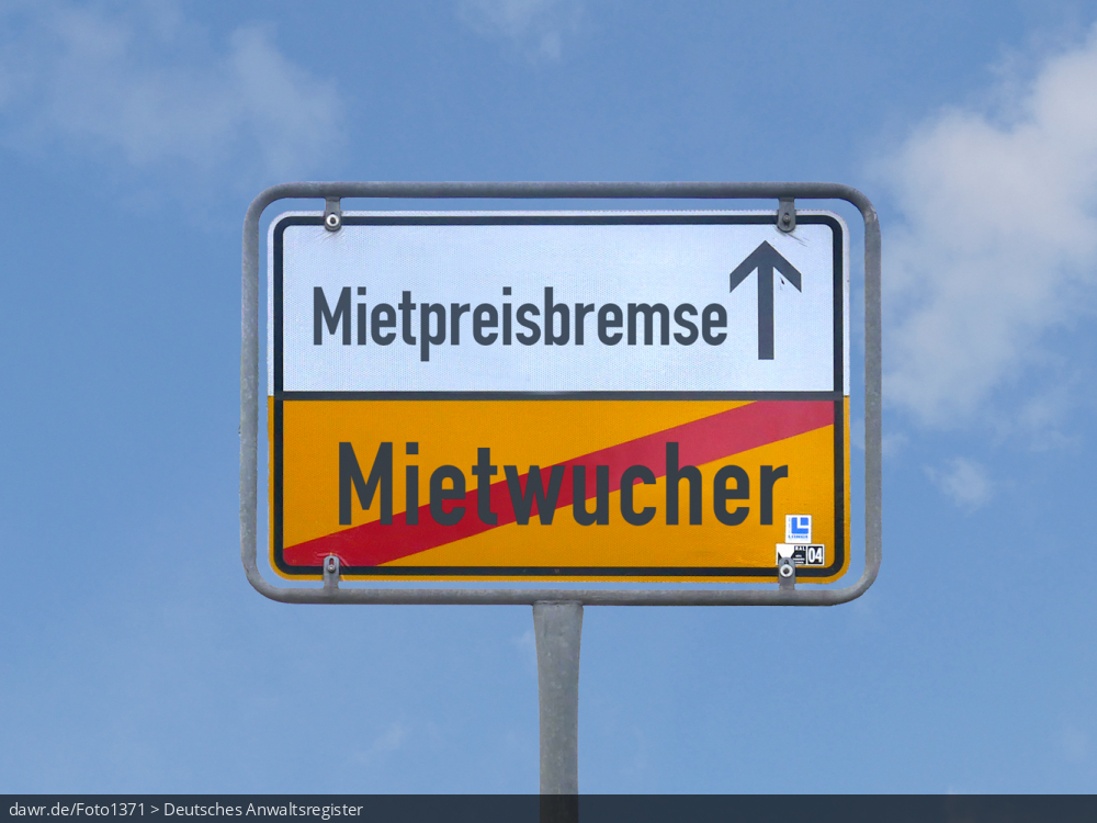 Dieses Foto zeigt die Rückseite eines Ortschilds vor einem blauen Himmel, welches symbolisiert, man verlasse den „Mietwucher“ und komme so zur „Mietpreisbremse“. Diese symbolische Darstellung eignet sich gut für alle Themen rund um die Mietpreisbremse und hohe Mietkosten für Wohnungen in Deutschland.