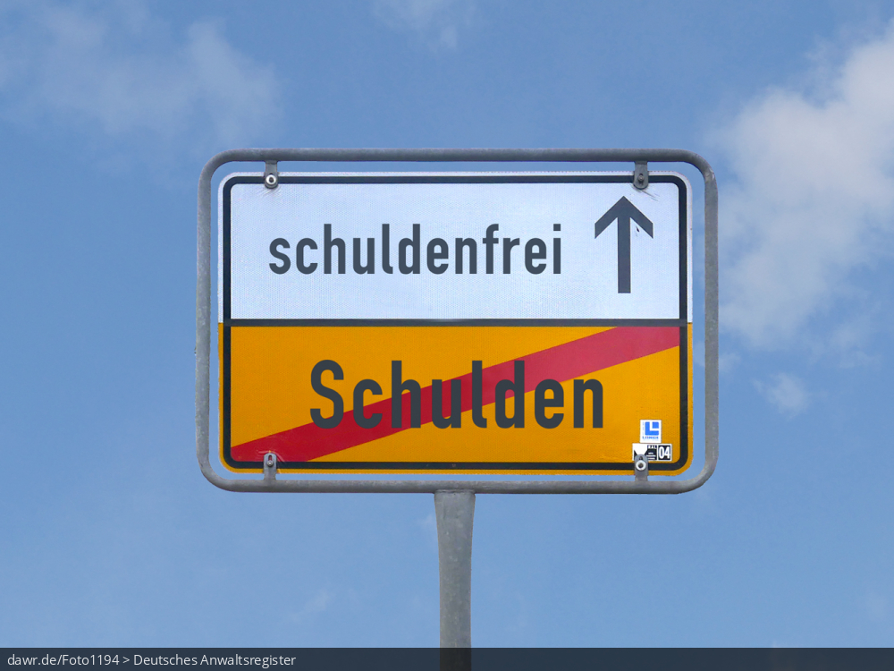 Dieses Foto zeigt die Rückseite eines Ortschilds vor einem blauen Himmel, welches symbolisiert, man verlasse die „Schulden“ und komme so zu „schuldenfrei“. Diese symbolische Darstellung eignet sich gut für alle Themen rund um die Entschuldung für Privatpersonen oder Unternehmern.