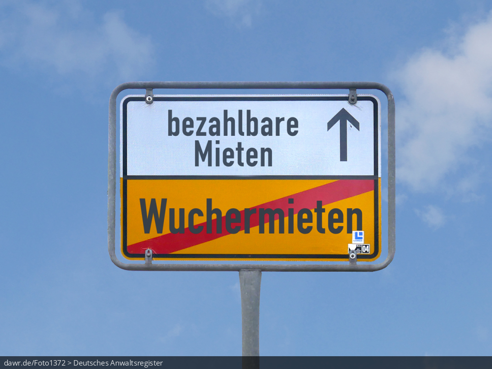Dieses Foto zeigt die Rückseite eines Ortschilds vor einem blauen Himmel, welches symbolisiert, man verlasse die „Wuchermieten“ und komme so „bezahlbare Mieten“. Diese symbolische Darstellung eignet sich gut für alle Themen rund um die Mietpreisbremse und hohe Mietkosten für Wohnungen in Deutschland.