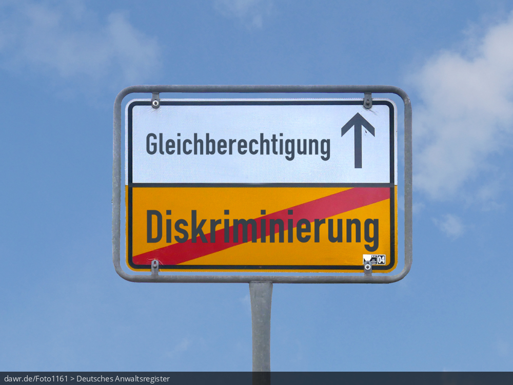 Dieses Foto zeigt die Rückseite eines Ortschilds vor einem blauen Himmel, welches symbolisiert, man verlasse die „Diskriminierung“ und komme so zur „Gleichberechtigung“. Diese symbolische Darstellung eignet sich gut für alle Themen rund um die Einschränkung der Gleichberechtigung durch Diskriminierung.