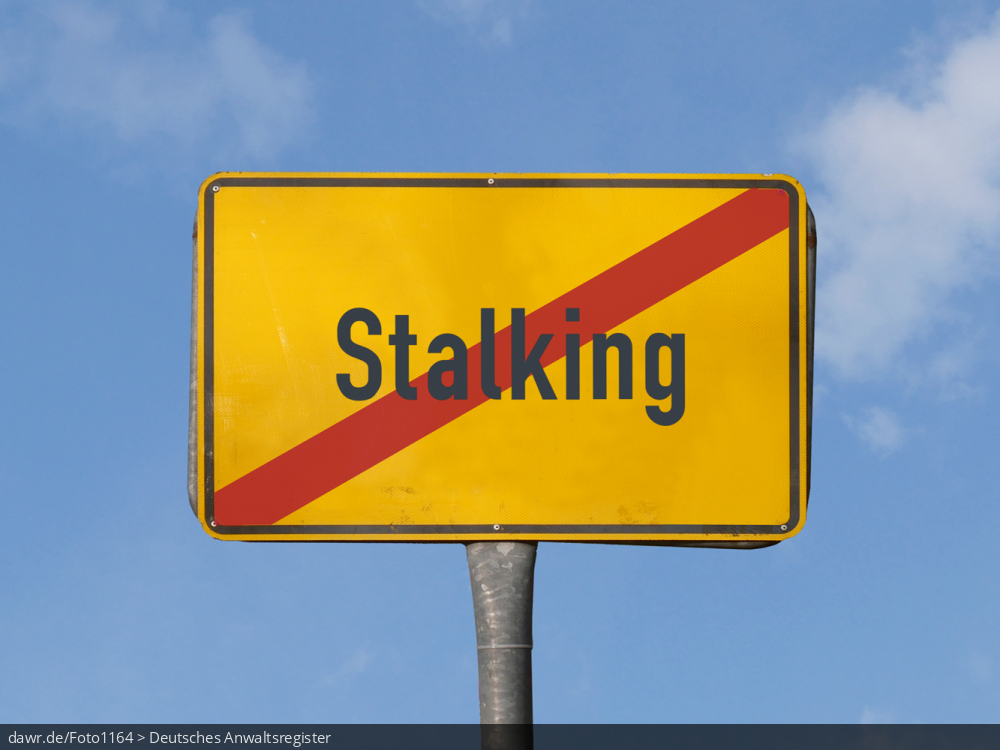 Dieses Foto zeigt die Rückseite eines Ortschilds vor einem blauen Himmel, welches symbolisiert, man verlasse das Thema „Stalking“. Dieses Bild eignet sich gut als symbolische Darstellung für das Thema „Stalking“.
