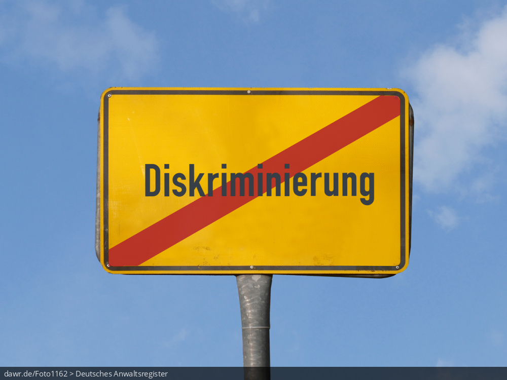 Dieses Foto zeigt die Rückseite eines Ortschilds vor einem blauen Himmel, welches symbolisiert, man verlasse das Thema „Diskriminierung“. Dieses Bild eignet sich gut als symbolische Darstellung für das Thema „Diskriminierung“.