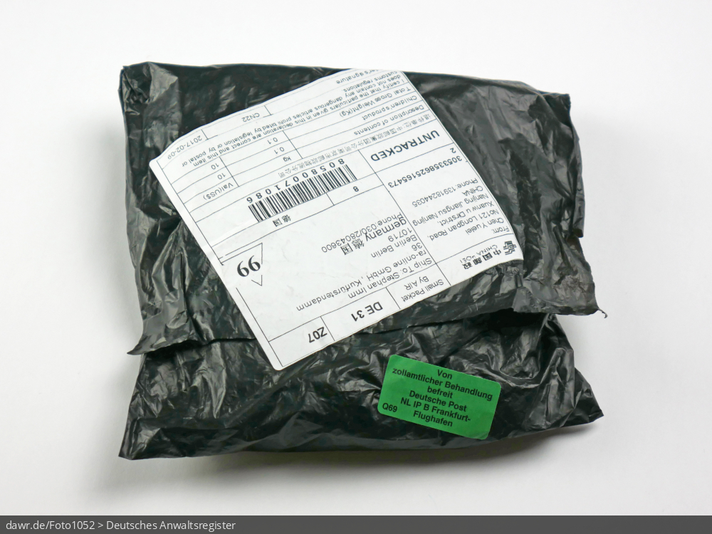 Dieses Foto zeigt ein kleines Paket, welches von China nach Deutschland versendet wurde. Gut zu erkennen ist der Aufkleber bez. der zollamtliche Befreiung durch die Deutsche Post am Frankfurter Flughafen.
