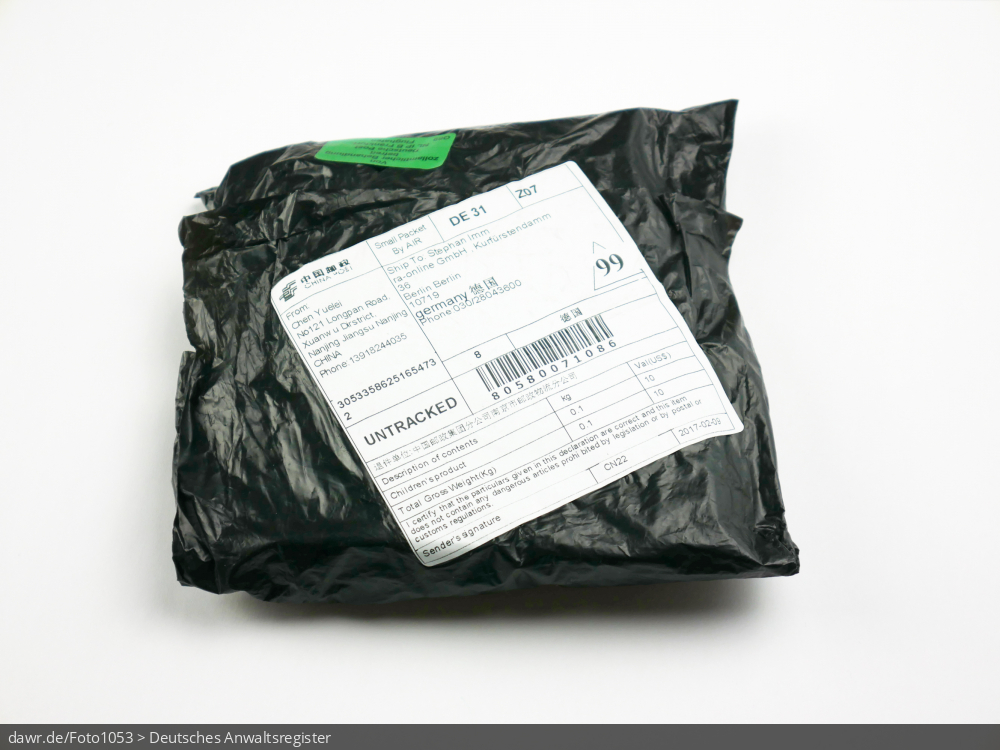 Dieses Foto zeigt ein kleines Paket, welches von China nach Deutschland versendet wurde. Gut zu erkennen ist der Aufkleber bez. der zollamtliche Befreiung durch die Deutsche Post am Frankfurter Flughafen.