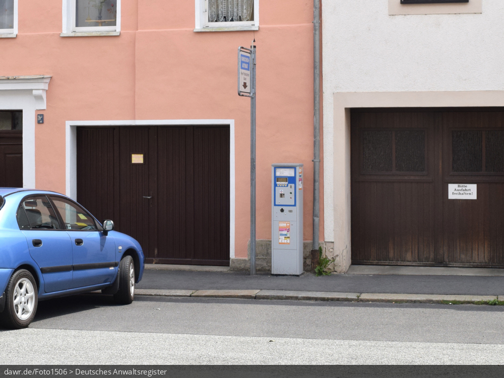 Das Foto zeigt einen Parkautomaten, wie er in vielen Städten für das Einnehmen der Parkgebühren am Straßenrand steht. Dieses Bild eignet sich gut als symbolische Darstellung für das Thema Parkraumbewirtschaftung oder allgemeiner Parken in der Stadt.