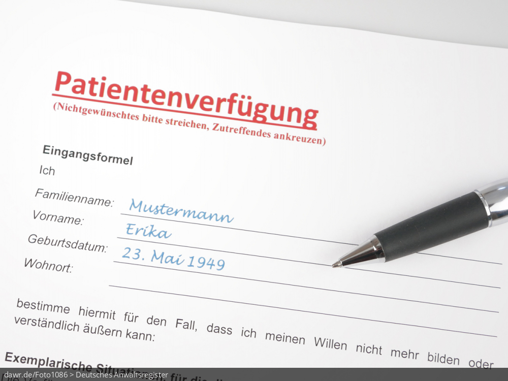 Dieses Foto zeigt einen Ausschnitt aus einer Patientenverfügung. Ein Teil der persönlichen Daten wurde bereits ausgefüllt und der passende Kugelschreiber liegt noch auf dem Dokument.