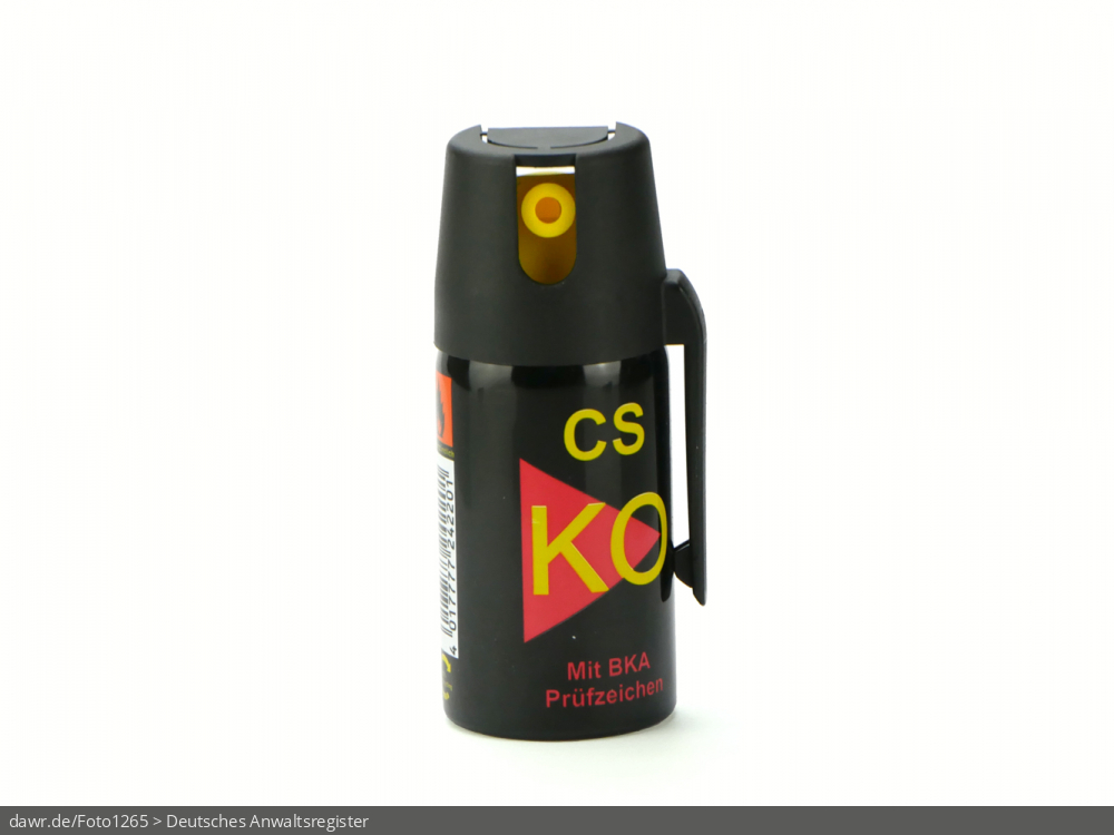 Dieses Foto zeigt eine kleine Dose mit Pfefferspray, und eignet sich so gut als symbolische Darstellung für das Thema Selbstverteidigung.