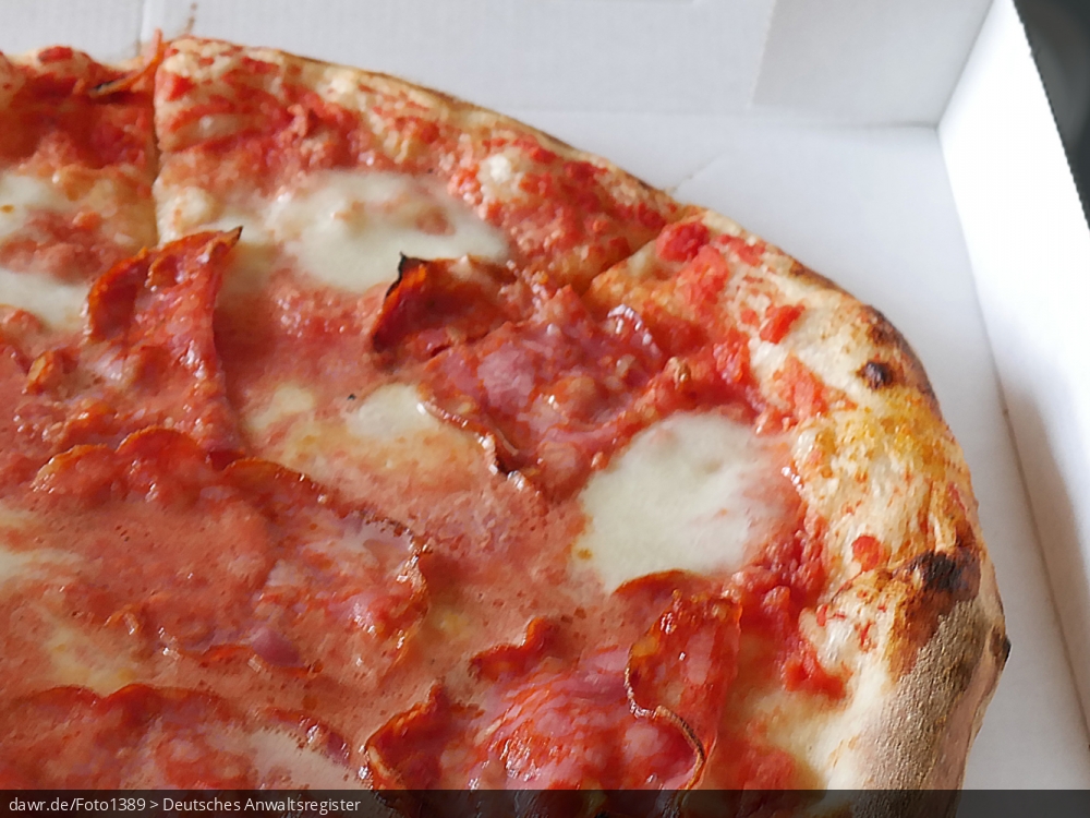 Dieses Foto zeigt eine Pizza, belegt u.a. mit Salami und Mozarelle, die in einem typischen Pizzakarton liegt. Dieses Foto zeigt eine Pizza, belegt u.a. mit Salami und Mozarelle, die in einem typischen Pizzakarton liegt.