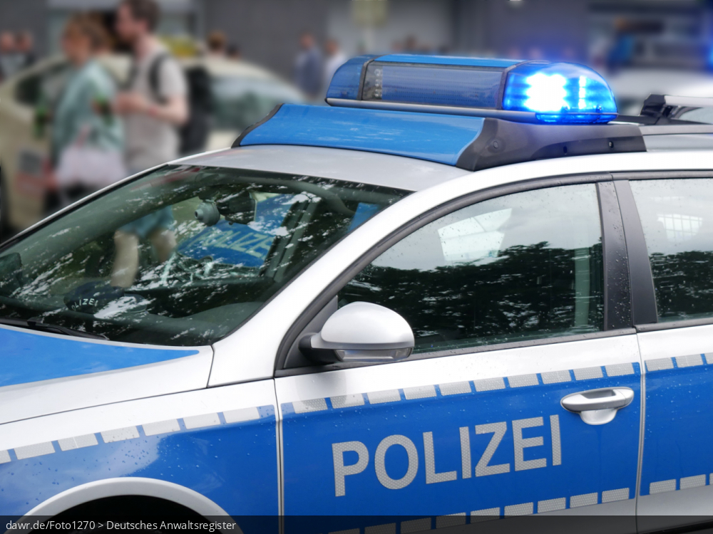 Dieses Foto zeigt einen Teil eines Streifenwagens der Polizei mit aktiviertem Blaulicht. Dieses Bild eignet sich gut als symbolische Darstellung für alle Themen rund um die Polizei und ihre Einsätze.