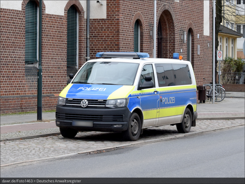 Dieses Foto zeigt einen Kleinbus der Polizei mit auffälliger Beklebung in Signalfarben. Diese Abbildung eignet sich gut als symbolische Darstellung für die Themen Polizei und Verkehrsunfall.