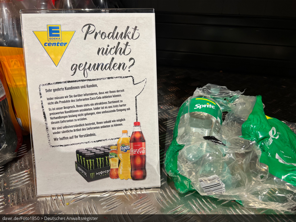 Dieses Foto zeigt ein Schild mit dem Titel „Produkt nicht gefunden?“, wie es während eines Streits mit dem Lieferanten Coca-Cola in Filialen der Lebensmittelkette EDEKA zu finden war.