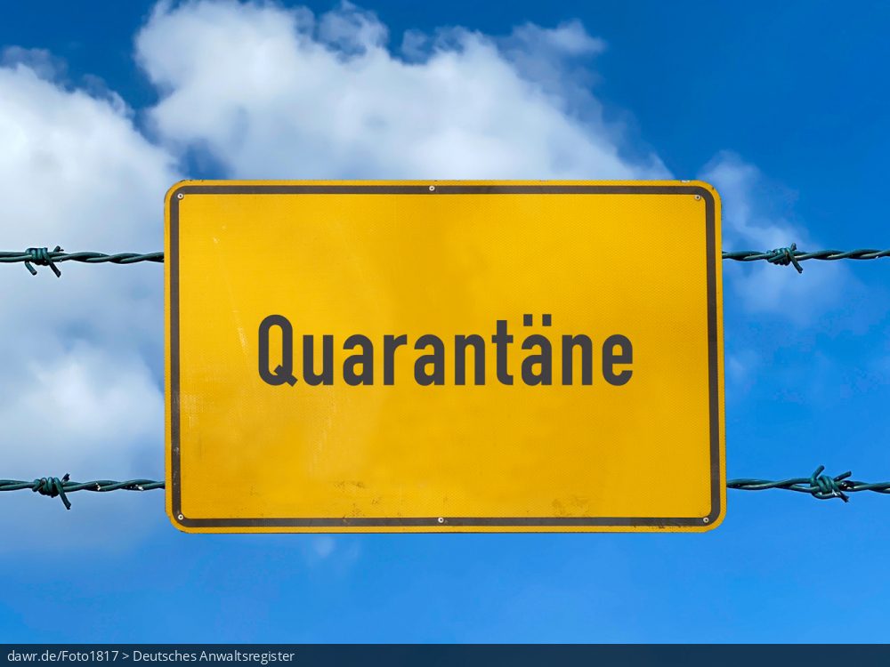 Diese Grafik zeigt einen blauen Himmel, vor dem zwei Reihen Stacheldraht und ein Warnschild zu sehen sind. Das Schild trägt die Aufschrift „Quarantäne“. Diese symbolische Darstellung eignet sich gut für alle Themen im Zusammenhang mit einer staatlich angeordneten Quarantäne.