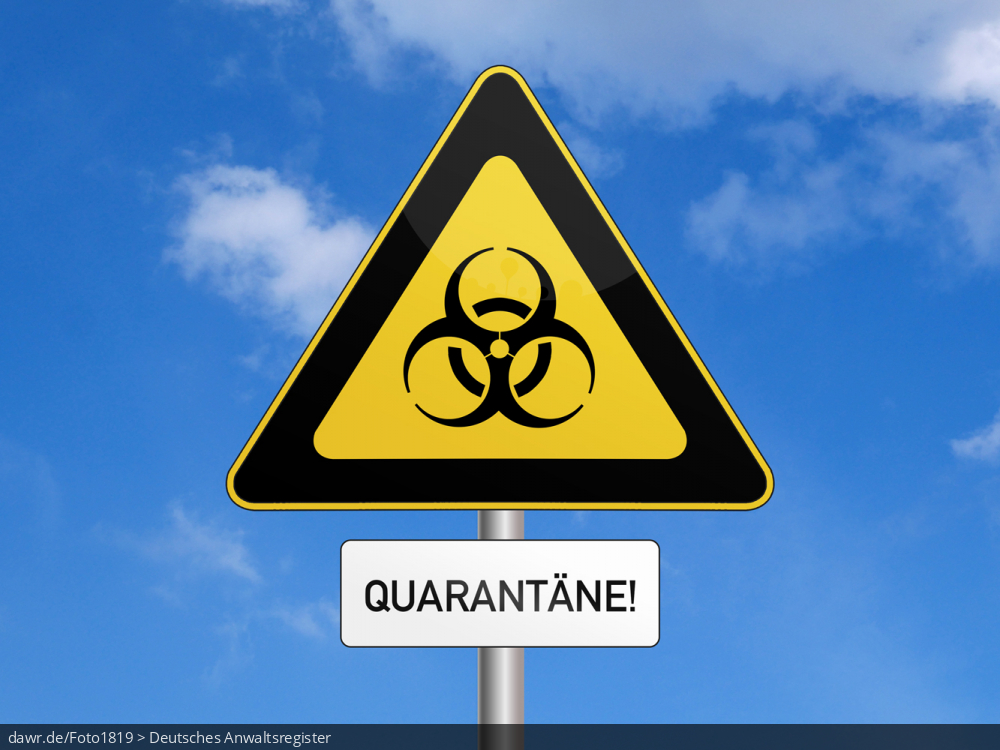 Diese Grafik zeigt einen blauen Himmel, vor dem ein gezeichnetes Warnschild zu sehen ist. Das Schild weist auf eine Quarantäne hin und zeigt das internationale Zeichen für Biogefährdung. Es wird durch gezeichnetes Zusatzschild mit der Aufschrift „Quarantäne“ ergänzt. Diese symbolische Darstellung eignet sich gut für alle Themen im Zusammenhang mit einer staatlich angeordneten Quarantäne.