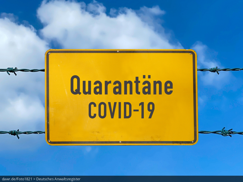 Diese Grafik zeigt einen blauen Himmel, vor dem zwei Reihen Stacheldraht und ein Warnschild zu sehen sind. Das Schild trägt die Aufschrift „Quarantäne“ und „COVID-19“. Diese symbolische Darstellung eignet sich gut für alle Themen im Zusammenhang mit einer staatlich angeordneten Quarantäne bspw. im Rahmen der Corona-Pandemie.