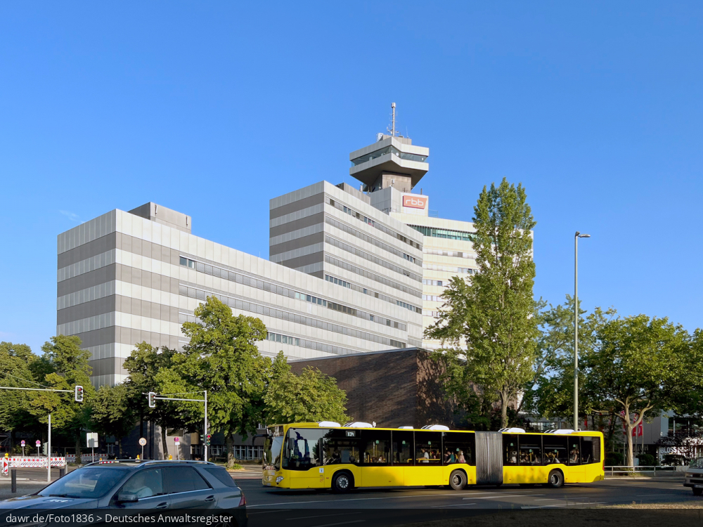 Dieses Foto zeigt das RBB-Sendezentrum, einen dreiteiligen Gebäudekomplex des Rundfunk Berlin-Brandenburg (rbb) in Berlin. Das Baudenkmal liegt zwischen Masurenallee und Kaiserdamm am Theodor-Heuss-Platz.