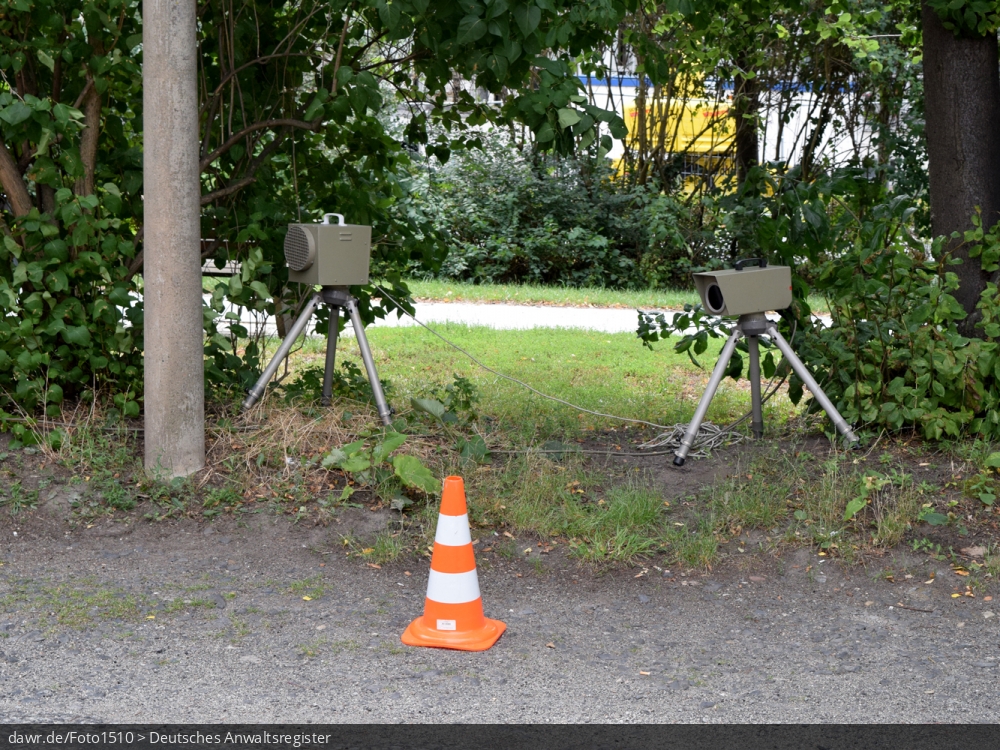 Dieses Foto zeigt ein mobiles Gerät zur Geschwindigkeitskontrolle an einer Nebenstraße. Bei dem Gerät handelt es sich um ein ES 3.0 der Firma eso. Das Bild kann gut als symbolische Darstellung für Themen in Zusammenhang mit Geschwindigkeitsverstößen und ihren Konsequenzen verwendet werden.