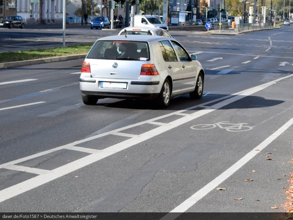 Dieses Foto zeigt einen Radfahrstreifen in einer Großstadt. Mit einer durchgezogenen Linie wird der Radfahrstreifen in Deutschland von der Fahrbahn für Kraftfahrzeuge abgetrennt. Da es sich um einen Sonderweg für Radfahrer handelt, müssen Radfahrer diesen benutzen. Anderen Verkehrsteilnehmern ist es nicht erlaubt ihn zu nutzen (nicht zum Halten oder Parken), außer zum Überqueren, bspw. um eine Parknische zu erreichen. Dieses Bild ist gut als symbolhafte Darstellung für die Förderung der Fahrradnutzung in Städten geeignet.