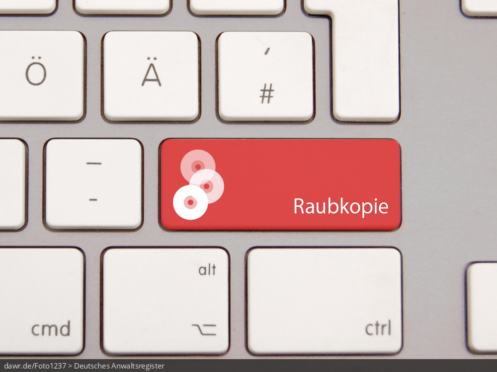 Dieses Foto zeigt eine moderne Tastatur mit einer speziellen, roten Taste. Auf dieser Taste sind drei stilisierte CDs (DVDs oder BDs) und der Schriftzug „Raubkopie“ aufgedruckt. Diese Grafik eignet sich gut als symbolische Darstellung für die rechtlichen Konsequenzen von Raubkopien.