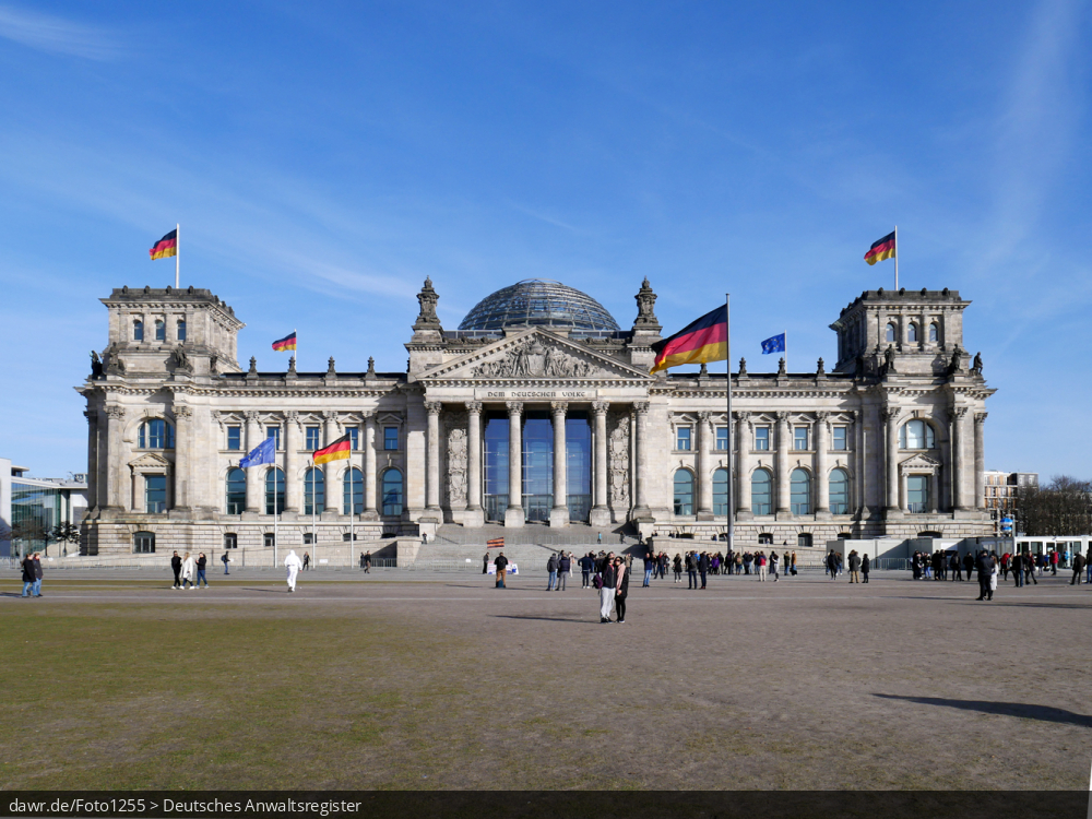 Dieses Foto zeigt das Reichstagsgebäude (auch Reichstag genannt; offiziell aber: Plenarbereich Reichstagsgebäude) am Platz der Republik in Berlin in seiner vollen Breite. Auch die berühmte Glaskuppel ist gut zu erkennen. Seit 1999 hat der Deutschen Bundestag hier seinen Sitz. Der Reichstag beherbergt nicht nur den Bundestag, sondern ist seit 1994 auch der Ort an dem die Bundesversammlung zur Wahl des deutschen Bundespräsidenten zusammentritt.