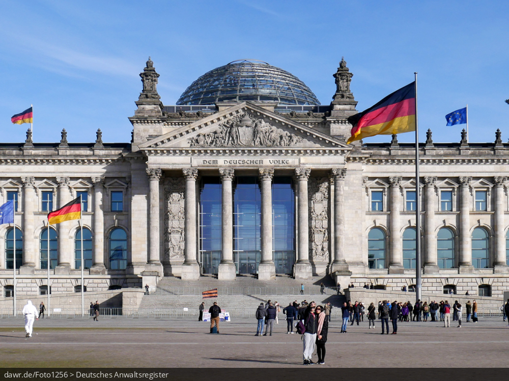 Dieses Foto zeigt das Hauptportal des Reichstagsgebäude (auch Reichstag genannt; offiziell aber: Plenarbereich Reichstagsgebäude) am Platz der Republik in Berlin. Die begehbare Glaskuppel, seit dem großen Umbau zum Ende der 90er Jahre das Wahrzeichen des Reichstags, ist besonders gut zu erkennen. Seit 1999 hat der Deutschen Bundestag hier seinen Sitz. Der Reichstag beherbergt nicht nur den Bundestag, sondern ist seit 1994 auch der Ort an dem die Bundesversammlung zur Wahl des deutschen Bundespräsidenten zusammentritt.