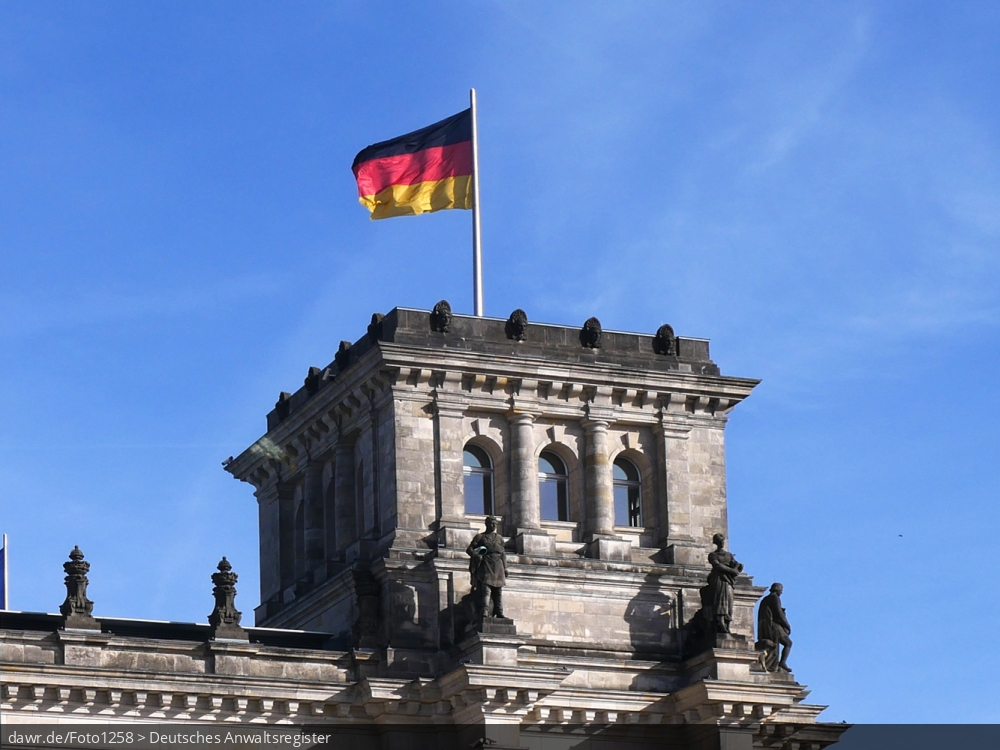 Dieses Foto zeigt einen Seitenturm des Reichstagsgebäude (auch Reichstag genannt; offiziell aber: Plenarbereich Reichstagsgebäude) am Platz der Republik in Berlin mit gehisster deutscher Flagge. Seit 1999 hat der Deutschen Bundestag hier seinen Sitz. Der Reichstag beherbergt nicht nur den Bundestag, sondern ist seit 1994 auch der Ort an dem die Bundesversammlung zur Wahl des deutschen Bundespräsidenten zusammentritt.