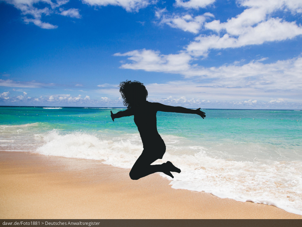 Dieses Foto zeigt einen Strand in der Karibik mit einer Frau, die einen Freudensprung macht. Die Frau ist allerdings nur als Silhouette dargestellt, ganz so als wäre sie ausradiert worden. Diese Darstellung eignet sich wegen dem Ausradieren gut für das Thema Reiserücktritt.