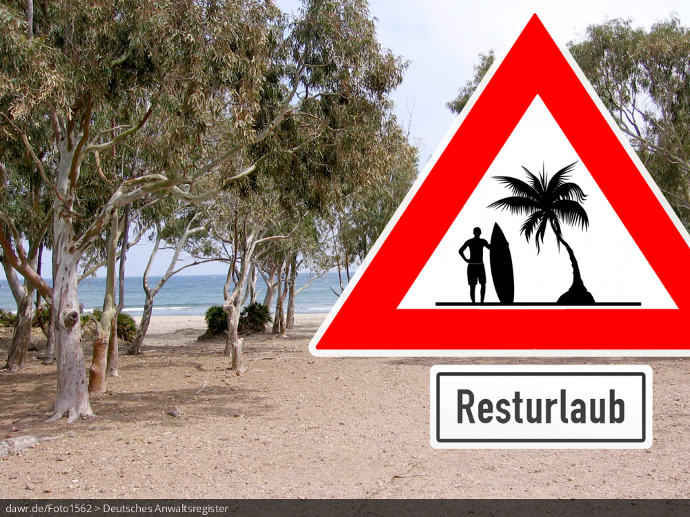 Dieses Foto zeigt eine Urlaubsszene am Strand. Davor ist ein symbolisches Verkehrsschild zu sehen, welches vor dem Verfall des Resturlaubes für Arbeitnehmer warnt. Diese symbolische Darstellung eignet sich gut für alle Themen rund um das Bundesurlaubsgesetz und die Bedingungen für die Gewährung von Urlaub an Arbeitsnehmer (in erster Linie am Ende des Kalenderjahres).