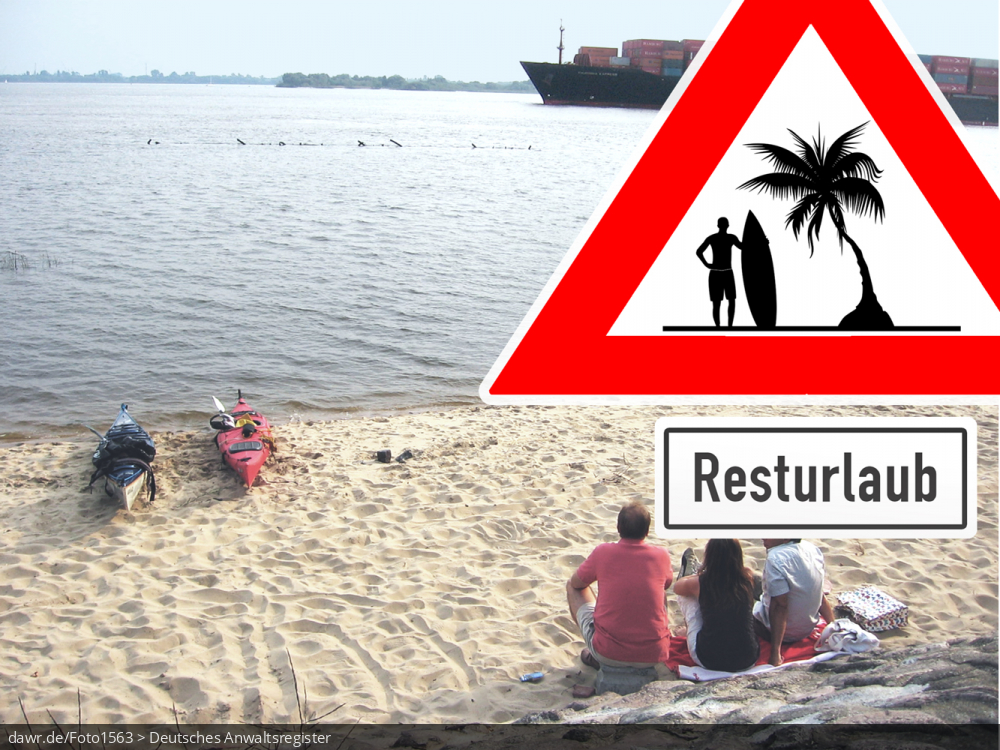 Dieses Foto zeigt eine Urlaubsszene am Strand. Davor ist ein symbolisches Verkehrsschild zu sehen, welches vor dem Verfall des Resturlaubes für Arbeitnehmer warnt. Diese symbolische Darstellung eignet sich gut für alle Themen rund um das Bundesurlaubsgesetz und die Bedingungen für die Gewährung von Urlaub an Arbeitsnehmer (in erster Linie am Ende des Kalenderjahres).