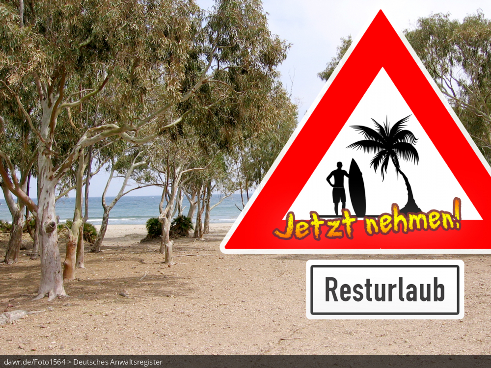 Dieses Foto zeigt eine Urlaubsszene am Strand. Davor ist ein symbolisches Verkehrsschild zu sehen, welches vor dem Verfall des Resturlaubes für Arbeitnehmer warnt. Diese symbolische Darstellung eignet sich gut für alle Themen rund um das Bundesurlaubsgesetz und die Bedingungen für die Gewährung von Urlaub an Arbeitsnehmer (in erster Linie am Ende des Kalenderjahres).