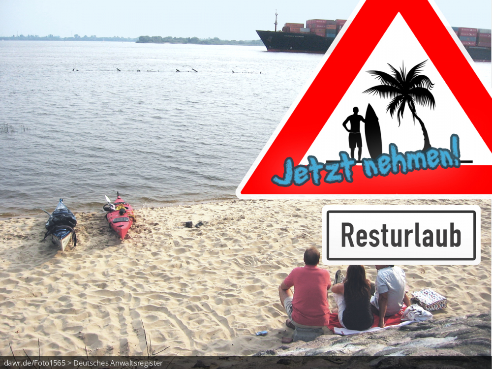 Dieses Foto zeigt eine Urlaubsszene am Strand. Davor ist ein symbolisches Verkehrsschild zu sehen, welches vor dem Verfall des Resturlaubes für Arbeitnehmer warnt. Diese symbolische Darstellung eignet sich gut für alle Themen rund um das Bundesurlaubsgesetz und die Bedingungen für die Gewährung von Urlaub an Arbeitsnehmer (in erster Linie am Ende des Kalenderjahres).