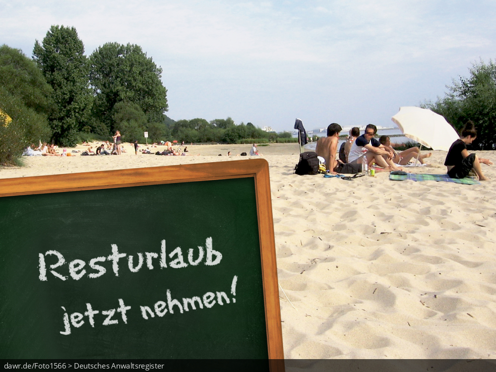 Dieses Foto zeigt eine Urlaubsszene am Strand. Davor ist eine symbolische Tafel zu sehen, auf der die Aufforderung seinen Resturlaub jetzt zu nehmen zu lesen ist. Diese symbolische Darstellung eignet sich gut für alle Themen rund um das Bundesurlaubsgesetz und die Bedingungen für die Gewährung von Urlaub an Arbeitsnehmer (in erster Linie am Ende des Kalenderjahres).