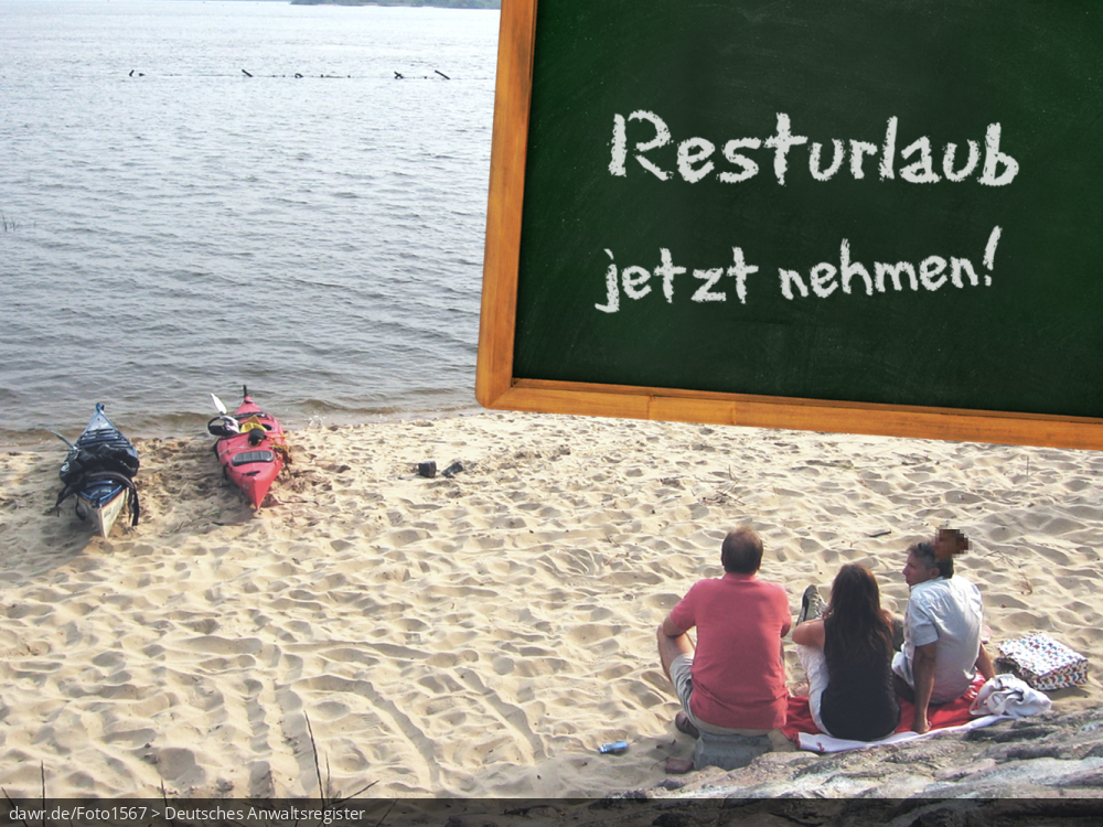 Dieses Foto zeigt eine Urlaubsszene am Strand. Davor ist eine symbolische Tafel zu sehen, auf der die Aufforderung seinen Resturlaub jetzt zu nehmen zu lesen ist. Diese symbolische Darstellung eignet sich gut für alle Themen rund um das Bundesurlaubsgesetz und die Bedingungen für die Gewährung von Urlaub an Arbeitsnehmer (in erster Linie am Ende des Kalenderjahres).