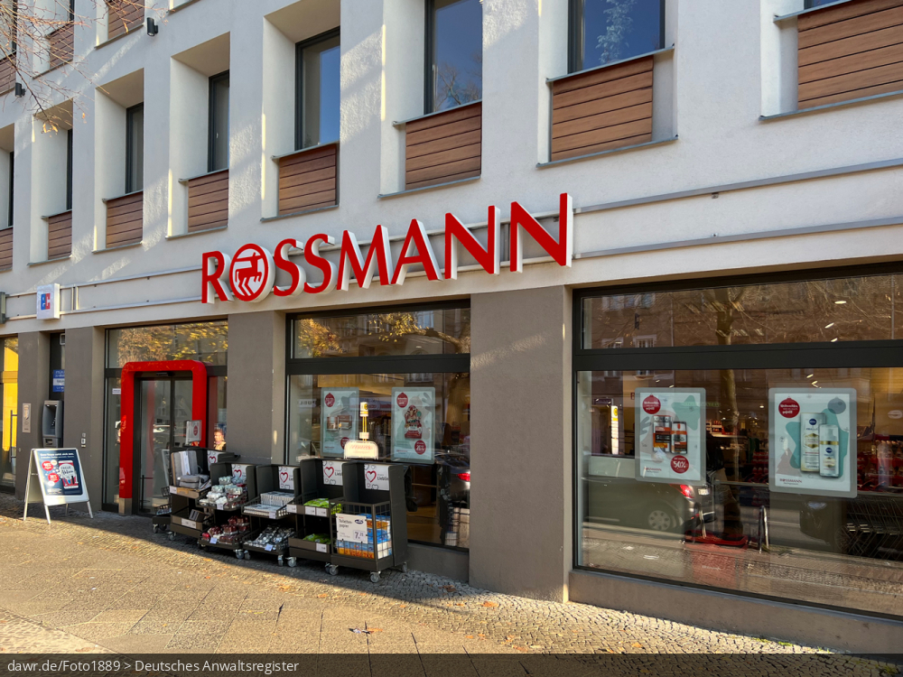 Dieses Foto zeigt die Außerfassade einer Filiale der Drogeriemarktkette Rossmann (Dirk Rossmann GmbH) mit Hauptsitz in Burgwedel.