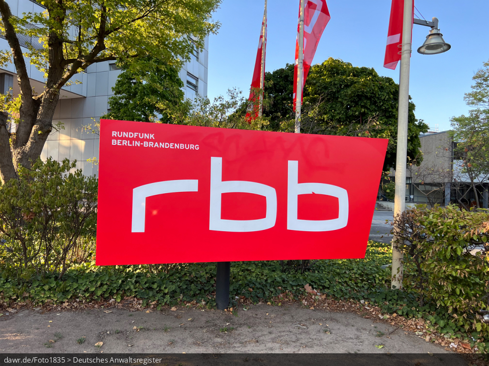 Dieses Foto zeigt ein Schild mit dem Logo des Rundfunk Berlin-Brandenburg (rbb), wie es vor dem RBB-Sendezentrum in Berlin steht.