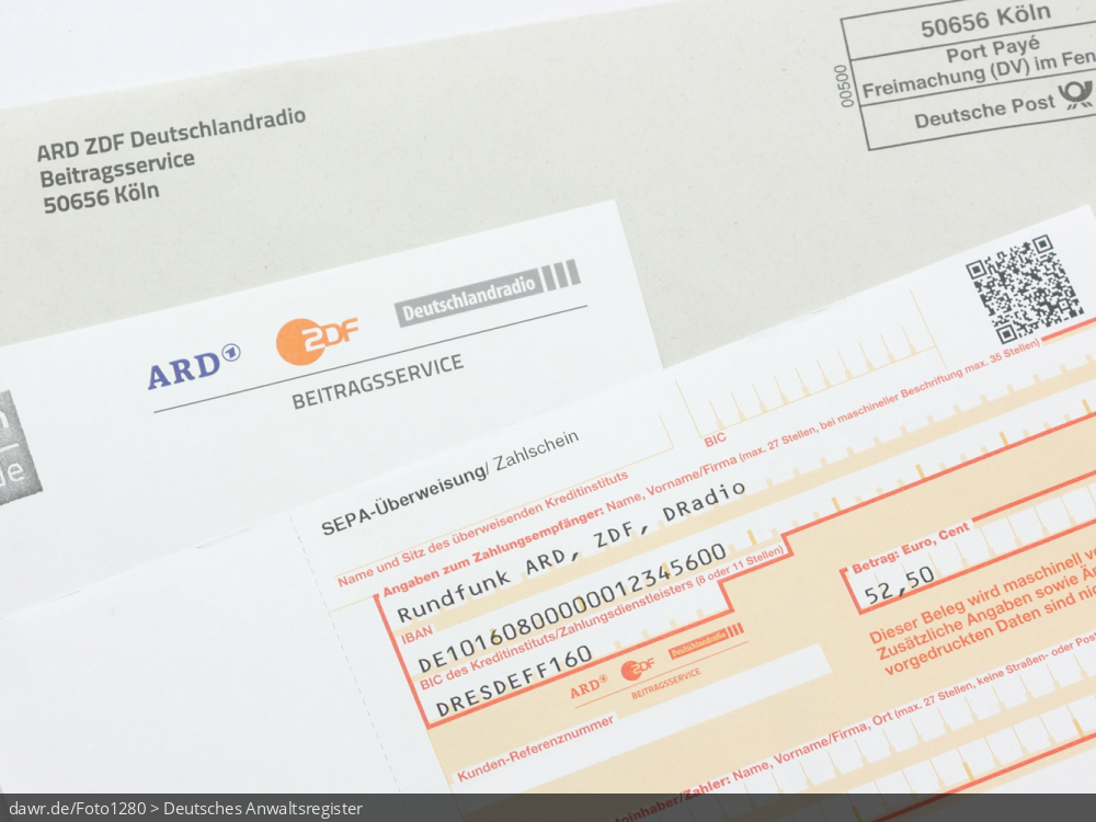 Dieses Foto zeigt einen SEPA-Überweisungsschein zur Zahlung des Rundfunkbeitrages, der auf einem Schreiben und einem Umschlag vom Beitragsservice der öffentlich-rechtlichen Sendeanstalten (ARD, ZDF und Deutschlandradio) liegt. Als symbolische Darstellung für das Thema Rundfunkbeitrag eignet sich dieses Bild gut.