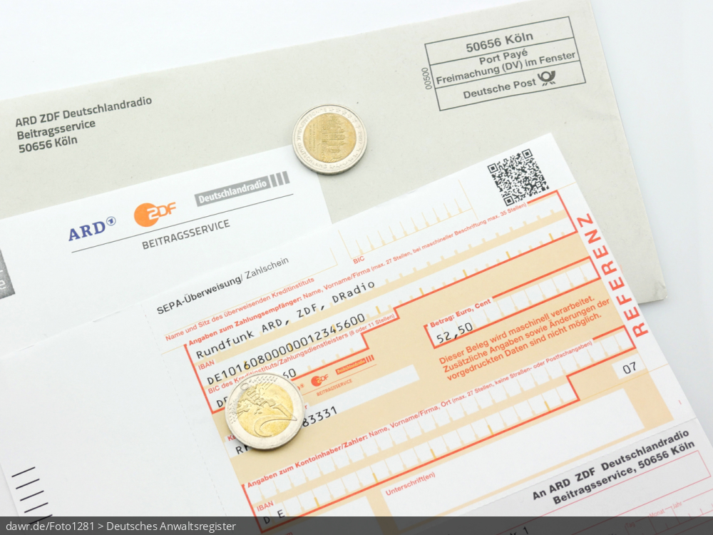 Dieses Foto zeigt einen SEPA-Überweisungsschein zur Zahlung des Rundfunkbeitrages, der auf einem Schreiben und einem Umschlag vom Beitragsservice der öffentlich-rechtlichen Sendeanstalten (ARD, ZDF und Deutschlandradio) liegt. Verteilt auf diesen Dokumenten liegen mehrere Münzen. Als symbolische Darstellung für das Thema Rundfunkbeitrag eignet sich dieses Bild gut.