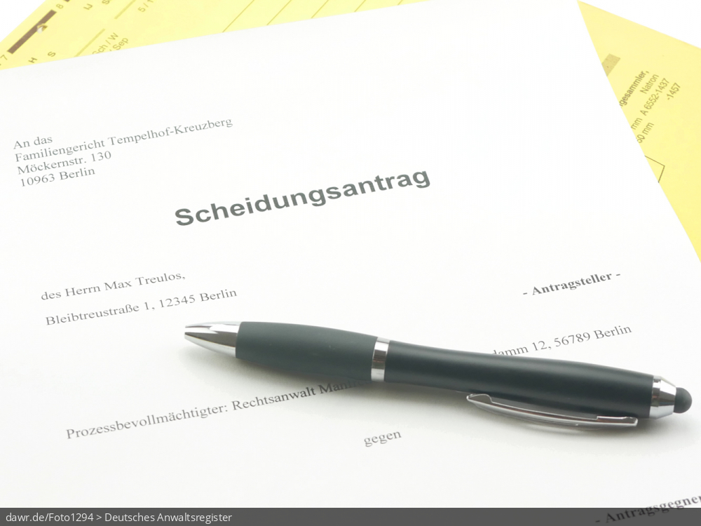 Dieses Foto zeigt ein Schreiben mit der Überschrift „Scheidungsantrag“ unter dem ein Hängehefter liegt. Auf dem Schreiben ist ein Kugelschreiber zu sehen. Dieses Bild eignet sich gut als symbolische Darstellung für das Thema Scheidung, speziell im Zusammenhang mit dem Scheidungsantrag.