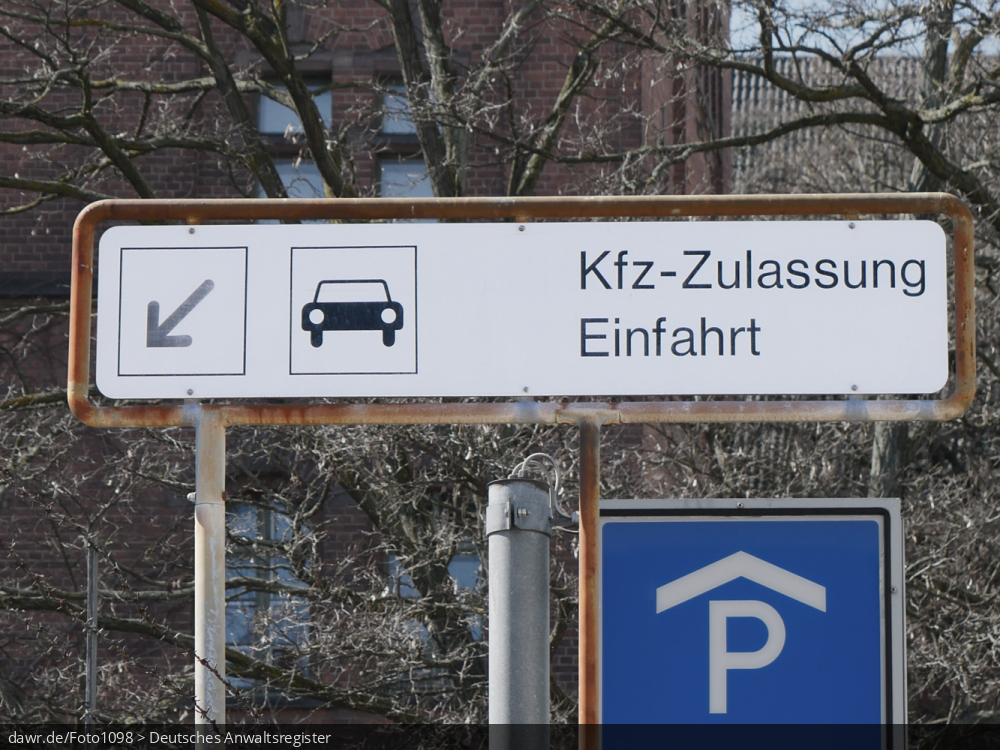 Dieses Foto zeigt einen Wegweiser mit der Aufschrift „KFZ-Zulassung“ und „Einfahrt“, wie man ihn in Berlin findet. Es ist als symbolische Darstellung der Themen Auto, Zulassung oder KFZ-Steuer gut geeignet.