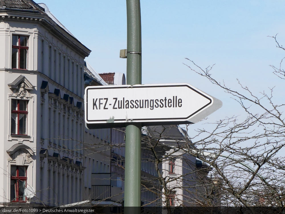 Dieses Foto zeigt einen Wegweiser mit der Aufschrift „KFZ-Zulassungsstelle“, wie man ihn in Berlin findet. Es ist als symbolische Darstellung der Themen Auto, Zulassung oder KFZ-Steuer gut geeignet.