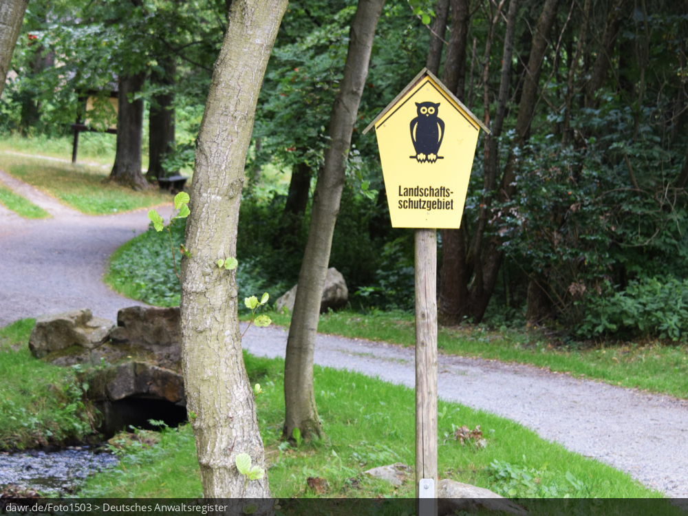Dieses Foto zeigt ein Schild, welches die Fläche dahinter als Landschaftsschutzgebiet (LSG) ausweist. Ein Landschaftsschutzgebiet soll das allgemeine Erscheinungsbild der Landschaft (bspw. zu Erholungszwecken oder den Tourismus) bewahren und sind oft großflächiger als Naturschutzgebiete, schränken die Nutzung aber über Auflagen weniger ein. Die Landschaftsschutzgebiete in Deutschland entsprechen im Allgemeinen einem  Schutzgebiet der Kategorie V (Protected Landscape) der International Union for Conservation of Nature and Natural Resources. Im rechtlichen Kontext eignet sich dieses Bild gut als Darstellung in Zusammenhang mit dem Thema Naturschutz.