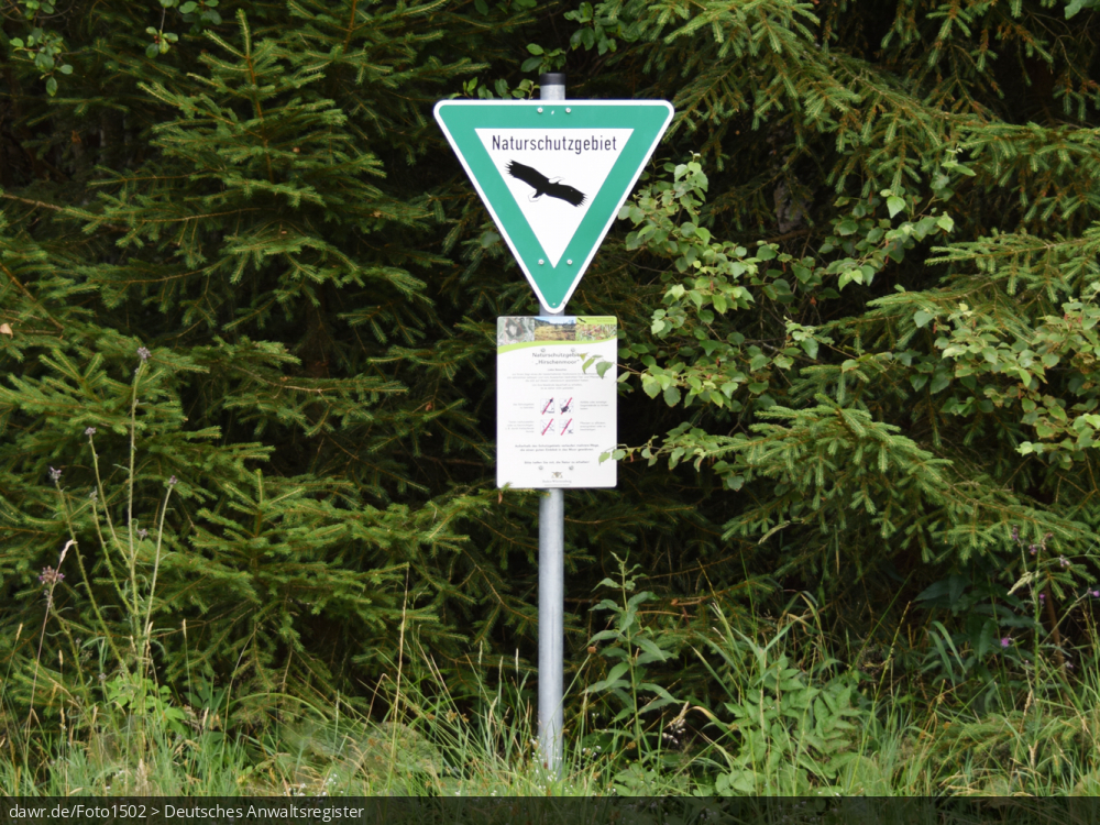 Dieses Foto zeigt ein Schild, welches die Fläche dahinter als Naturschutzgebiet (NSG) ausweist. Naturschutzgebiete sind Gebiete, in denen ein besonderer Schutz für Natur und Landschaft gilt. Die deutschen Naturschutzgebiete werden in die Kategorie IV („Biotop-/Artenschutzgebiet mit Management“) der International Union for Conservation of Nature and Natural Resources eingestuft. Im rechtlichen Kontext eignet sich dieses Bild gut als Darstellung in Zusammenhang mit dem Thema Naturschutz.