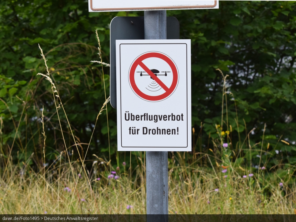 Dieses Foto zeigt ein Verbotsschild mit der Aufschrift &bdquo;Überflugverbot für Drohnen&ldquo;. Solche Schilder finden sich oft im Bereich durch den Einsatz von Drohnen besonders gefährdeter Orte, wie Flughäfen oder auch Staumauern.