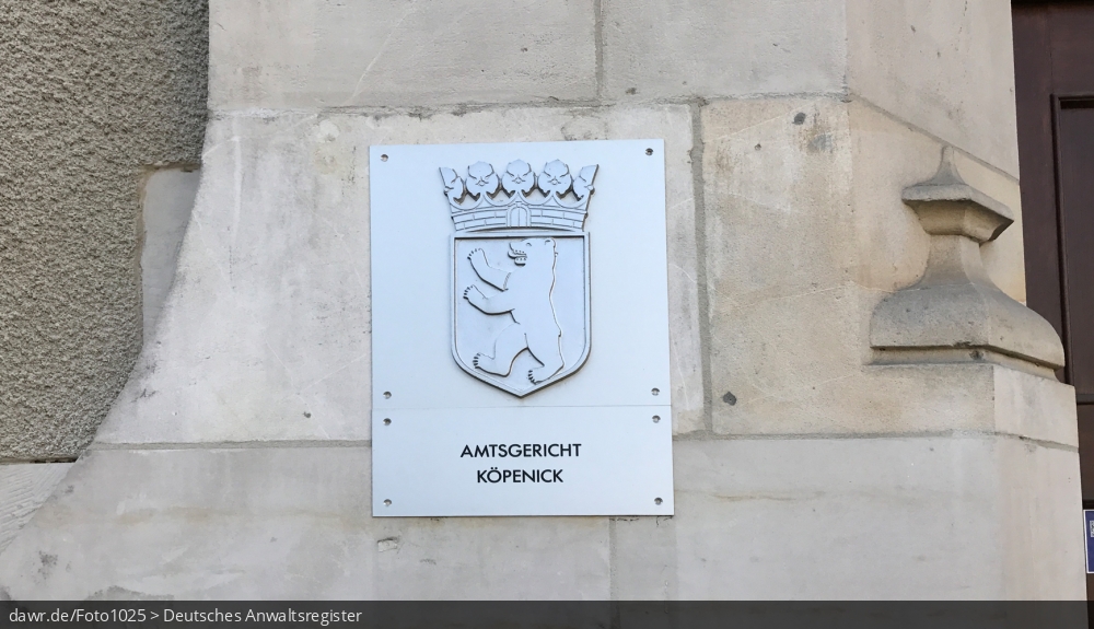 Dieses Foto zeigt das Schild am Eingang zum Amtsgericht Köpenick im Berliner Bezirk Treptow-Köpenick.