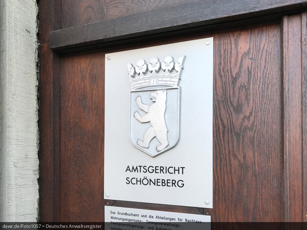 Dieses Foto zeigt das Schild am Eingang zum Amtsgericht Schöneberg im Berliner Bezirk Tempelhof-Schöneberg. Das Amtsgericht Schöneberg ist zuständig für den Bezirk Steglitz-Zehlendorf (mit den Ortsteilen Steglitz, Lichterfelde, Lankwitz, Zehlendorf, Dahlem, Nikolassee und Wannsee) und den ehemaligen Bezirk Schöneberg (heutige Ortsteile Schöneberg und Friedenau). Nicht zuständig ist das Amtsgericht Schöneberg für die Ortsteile Tempelhof, Mariendorf, Marienfelde und Lichtenrade des Bezirks Tempelhof-Schöneberg. In familiengerichtlichen Streitigkeiten ist das Amtsgericht Schöneberg für alle Amtsgerichtsbezirke mit Ausnahme der Amtsgerichtsbezirke Köpenick, Mitte, Pankow/Weißensee, Tiergarten, Wedding und Schöneberg zuständig.