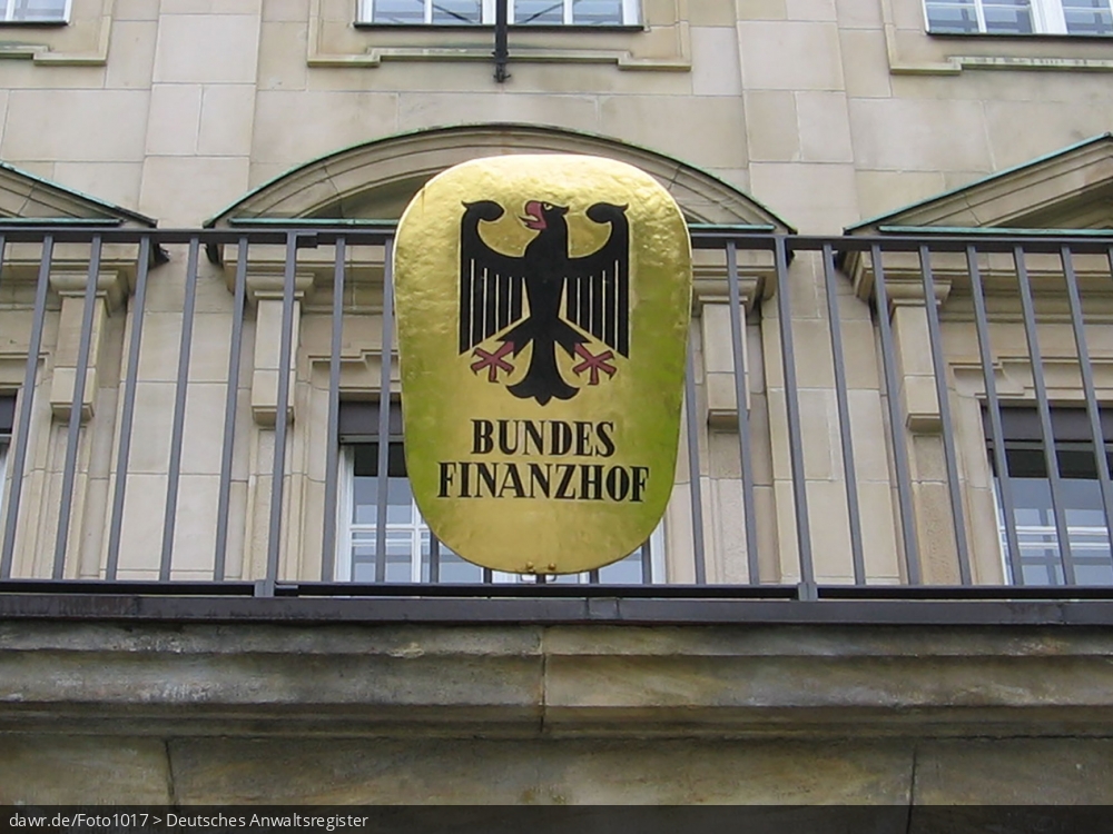 Dieses Foto zeigt ein Schild, das auf den in München ansässigen Bundesfinanzhof hinweist. Der Bundesfinanzhof (BFH) ist das oberste Gericht für Steuer- und Zollsachen.