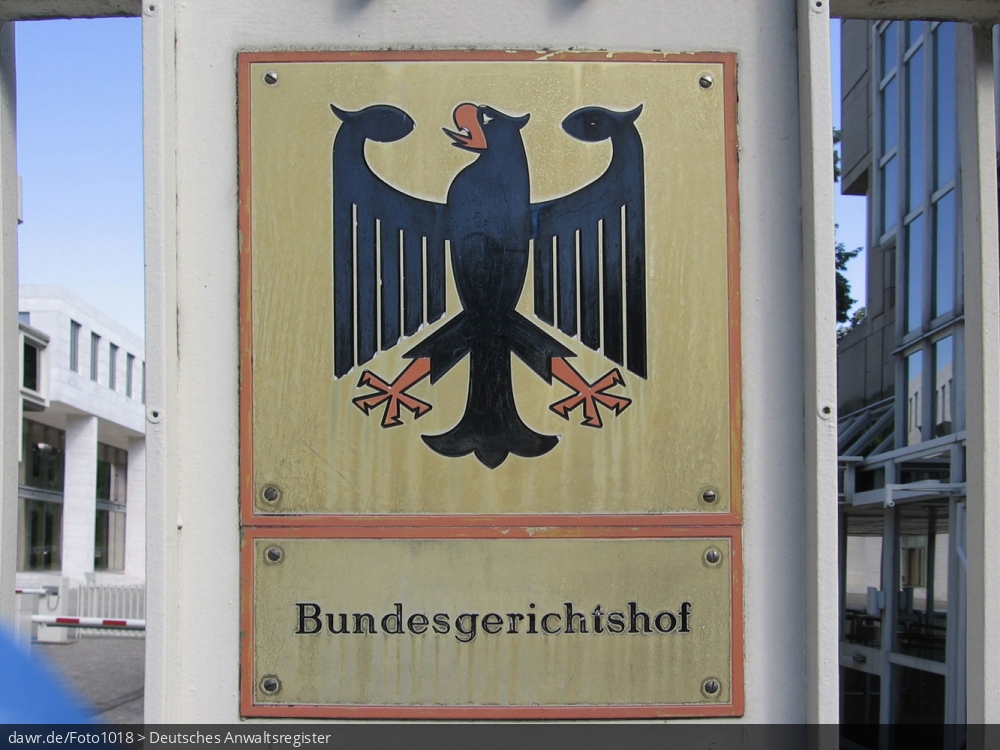 Dieses Foto zeigt ein Schild, das auf den in Karlsruhe ansässigen Bundesgerichtshof hinweist. Der Bundesgerichtshof (BGH) ist das oberste Gericht der Bundesrepublik Deutschland, welches sich mit der ordentlichen Gerichtsbarkeit beschäftigt. Er ist daher die letzte Instanz in Zivil- und Strafverfahren. Auch für verwandte Spezialrechtsgebiete, wie etwa das Berufsrecht in der Rechtspflege, ist der BGH zuständig.