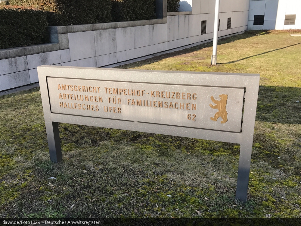 Dieses Foto zeigt das Schild, welches vor dem Gebäude am Halleschen Ufer in Berlin steht, in dem die Abteilungen für Familiensachen des Amtsgerichts Tempelhof-Kreuzberg Ihren Sitz haben. Zum 1. März 2016 gibt das Familiengericht Tempelhof-Kreuzberg seine Zuständigkeit für Familiensachen im Verwaltungsbezirk Treptow-Köpenick an das Amtsgericht Köpenick ab.
