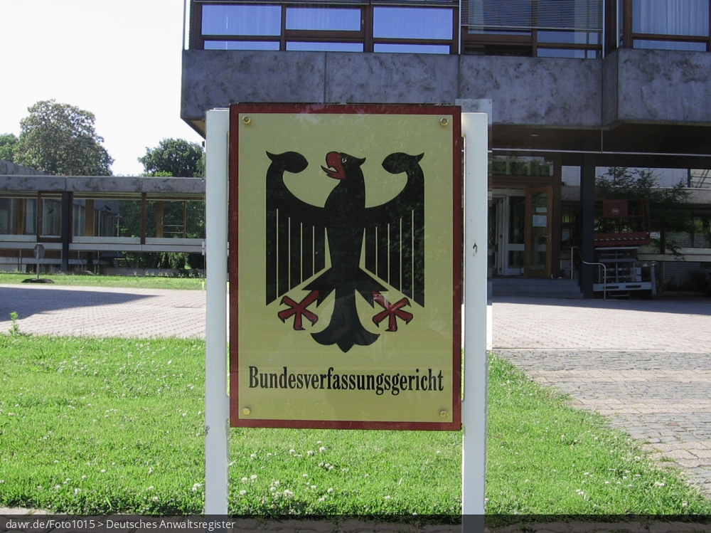 Dieses Foto zeigt ein Schild, das auf das in Karlsruhe ansässige Bundesverfassungsgericht hinweist. Als Verfassungsgericht des Bundes ist das Bundesverfassungsgericht (BVerfG) in der Bundesrepublik Deutschland der Hüter der deutschen Verfassung (des Grundgesetzes). Das BVerfG ist einerseits unabhängiges Verfassungsorgan und andererseits als Gericht für das spezielle Gebiet des Staats- und Völkerrechts zuständig. Das BVerfG liefert durch seine Entscheidungen eine verbindliche Auslegung des Verfassungstextes.